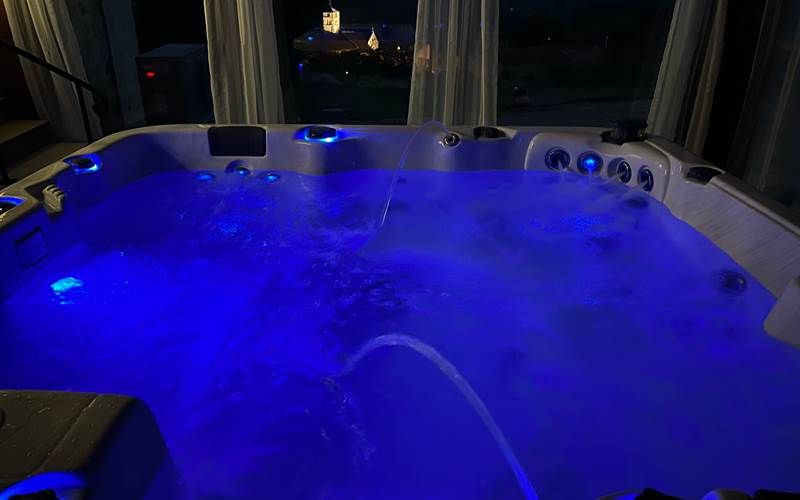 vue du spa 6 places de nuit sur l'église classé domaine bayard