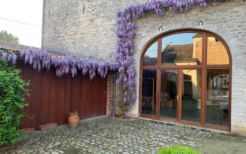 La Cense - Mélin - Grange avec glycine en fleurs