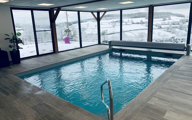 Piscine intérieure en hiver avec la neige