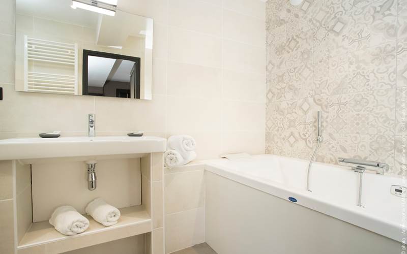 Relaxation dans la baignoire balnéo