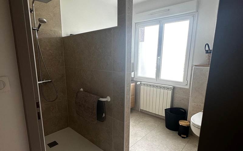 Salle de bain équipée et entièrement accessible aux personnes à mobilité réduite.