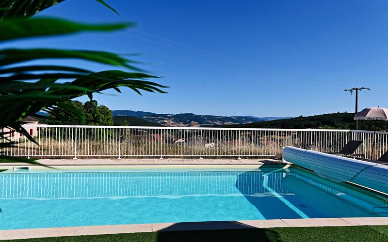 Piscine avec vue vallée