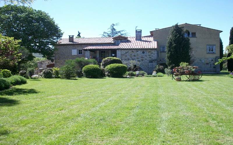 grand gîte de groupe pour évenement au domaine Montloubier à Villeneuve de berg en sud ardèche 10 à 15 personnes