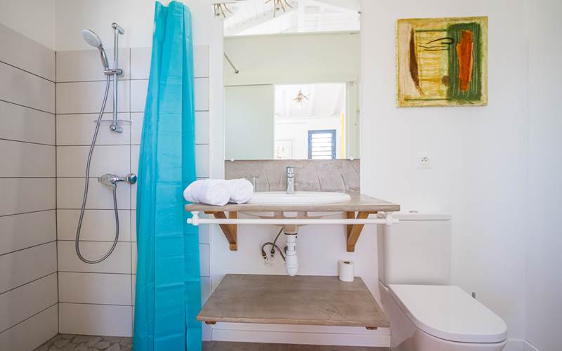 Villa Lagon salle d'eau avec douche, lavabo et WC