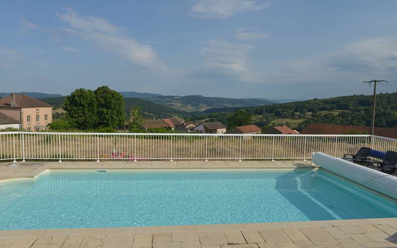 vue piscine et vallée dérrière