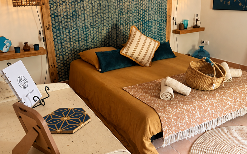 "Bleu de Céruléum, une chambre chaleureuse où décoration artistique compose un univers plein de caractère."