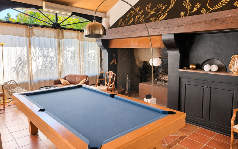 "Billard et cheminée, un espace de caractère pour se retrouver et profiter de l'Orangerie en toute saison"