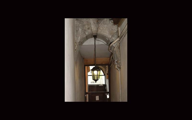 le couloir d'entrée de l'immeuble