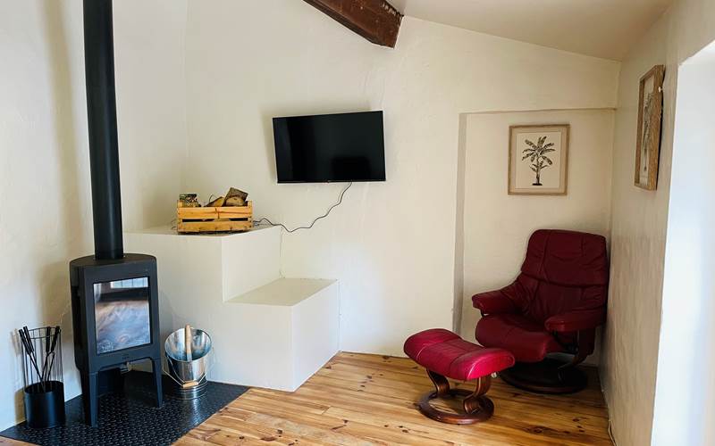 Mas Canigou poêle à bois coin TV