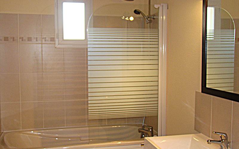 ETANG VALLIER RESORT VILLA TINA SALLE DE BAIN