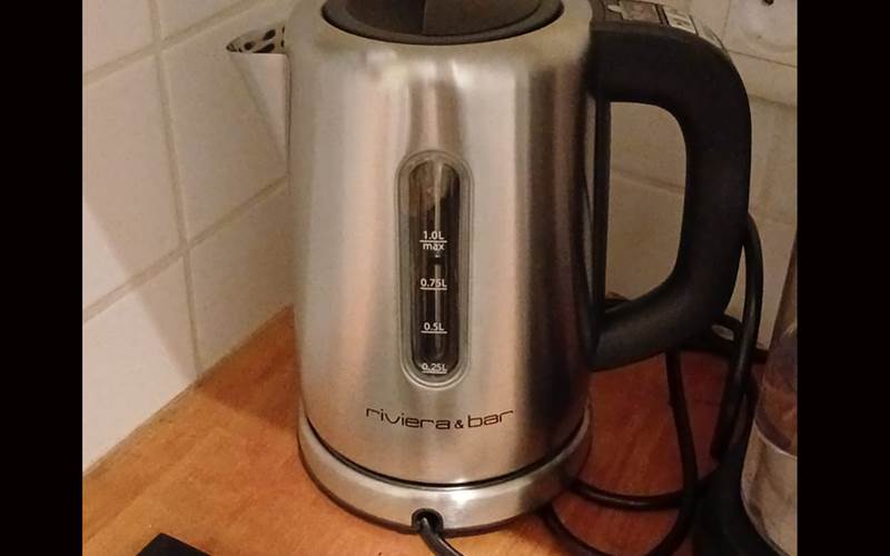 la bouilloire: sachets de thé et infusions fournis