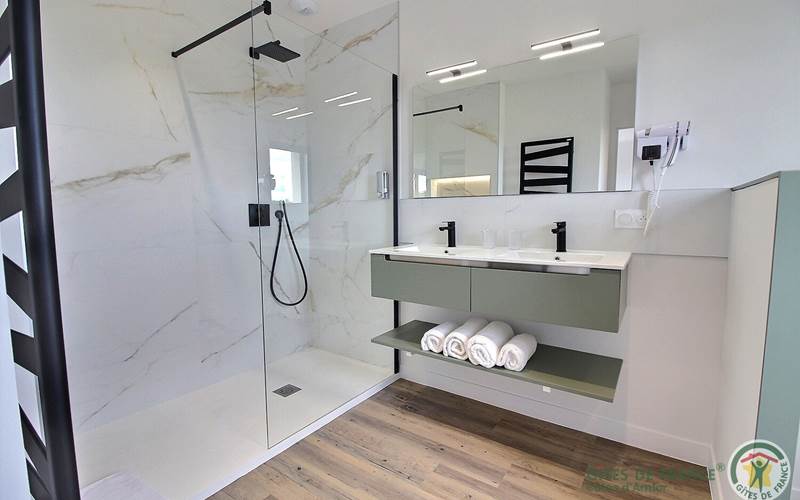 villa_emeraude_salle_eau_GDF82023