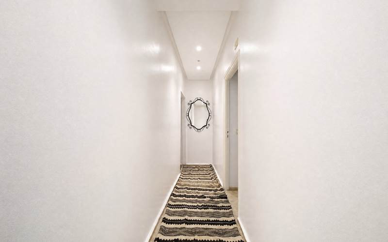 Couloir décoré avec soin à Marrakech