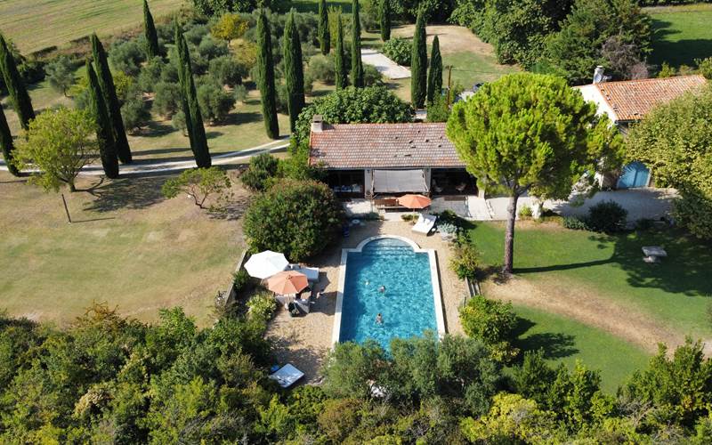 L'orangerie face à la piscine