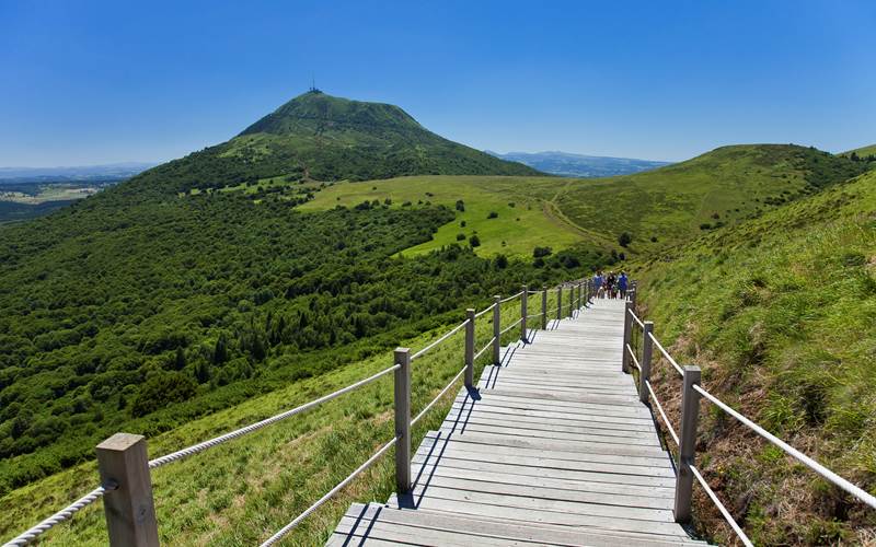 161573101-photo-around