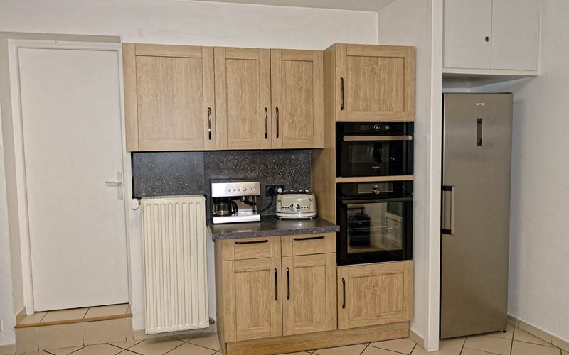 cuisine avec four fonction vapeur, micro-ondes et coin petit déjeuner