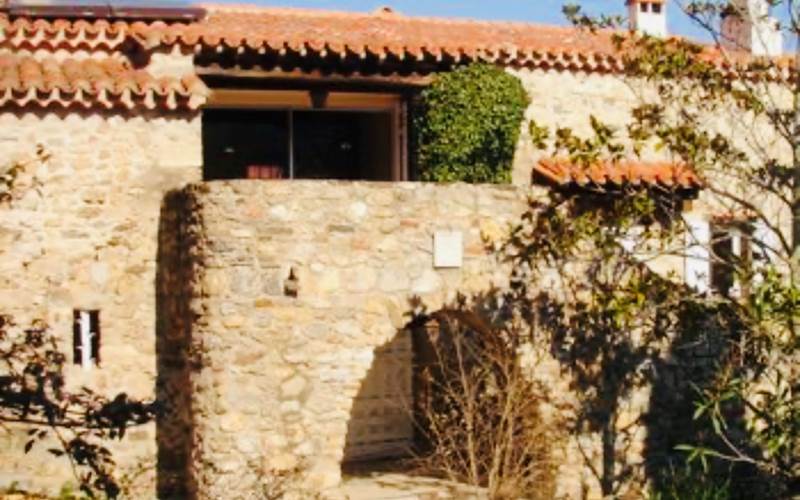 Massane Mas vue ext. arche et terrasse