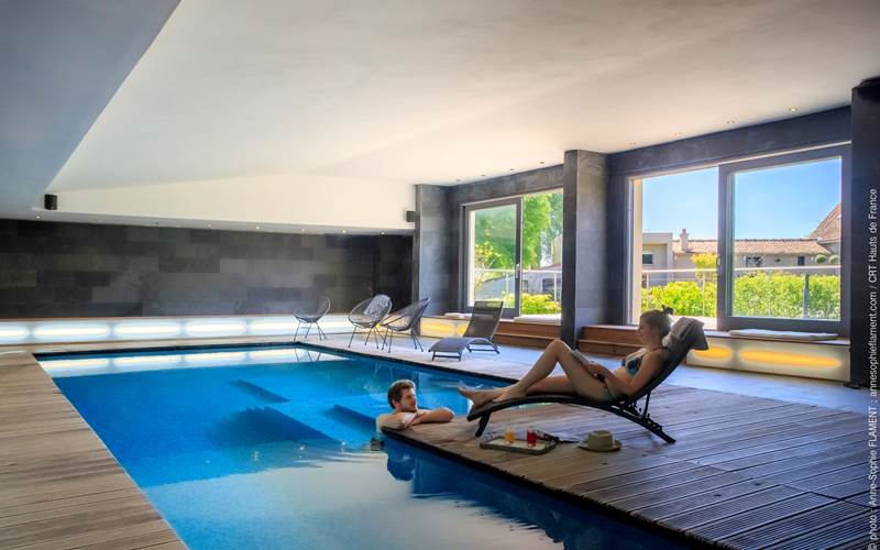 piscine ouverte sur une grande terrasse