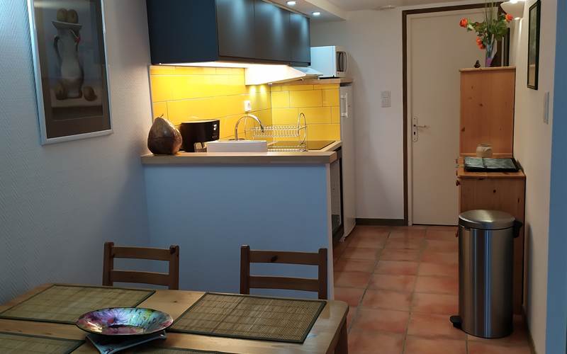 coin repas et coin cuisine de l'appartement