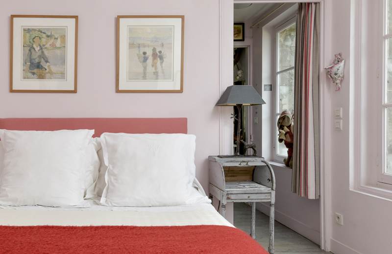 chambre-rose-lit-double-lumineuse-couple-sejour-honfleur-calvados