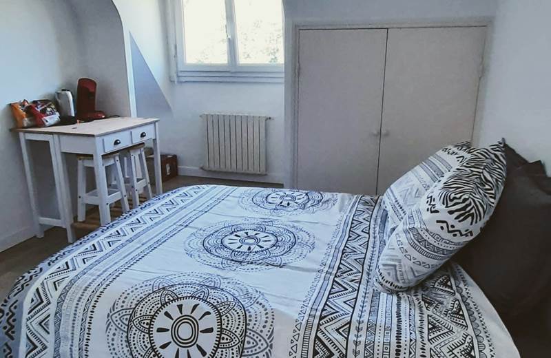 Chambre Mésange - avec table pour petit déjeuner