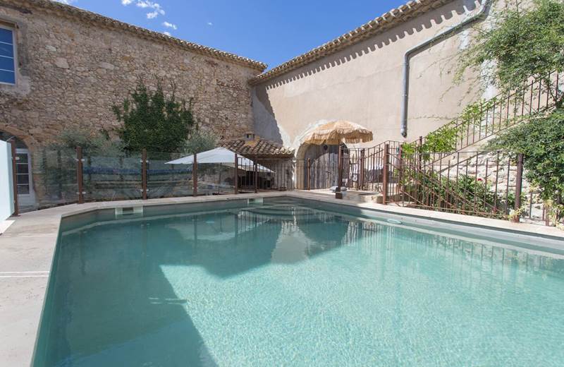 piscine, chauffé, partagé avec vue sur la tour entouré d olivier centenaire