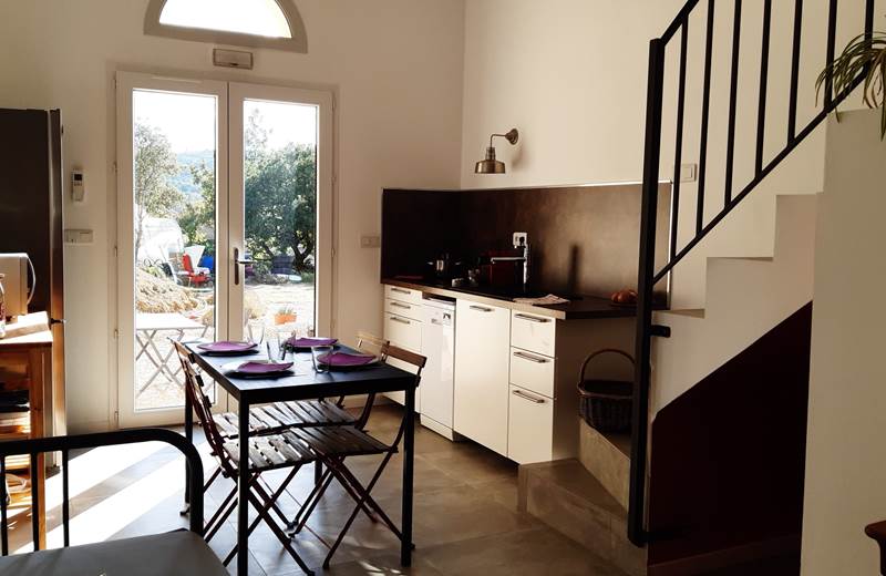 cuisine-équipée-lumineuse