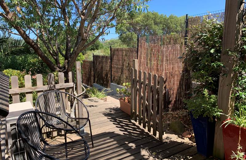 La petite terrasse s'ouvre sur le vieil amandier