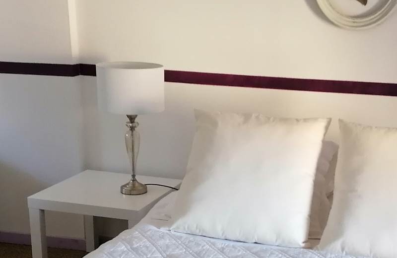 Chambre double de 25 m² aux tons prune avec entrée privée et vue sur la rivière — maison d'hôtes La Malposte, Reviers