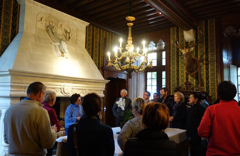 Photo de groupe dans la salle de chasse
