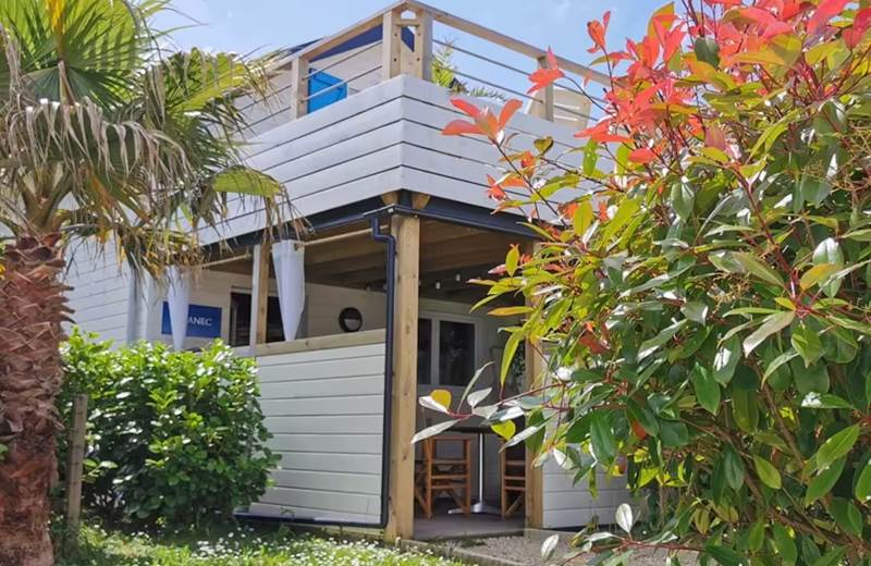 Lodge avec double terrasse entouré de verdure à Plouarzel, parfait pour un long séjour en couple en Bretagne