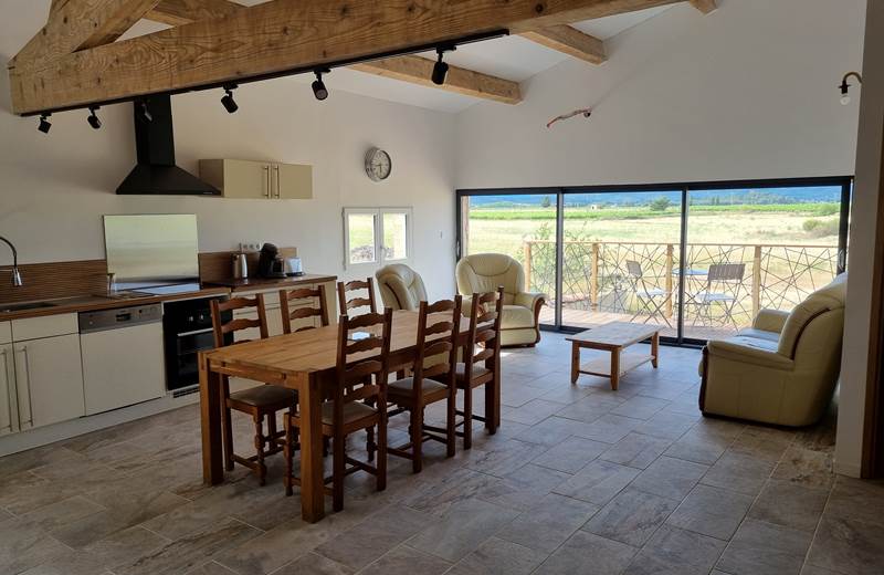 salle à manger avec 2ème table possible si besoin