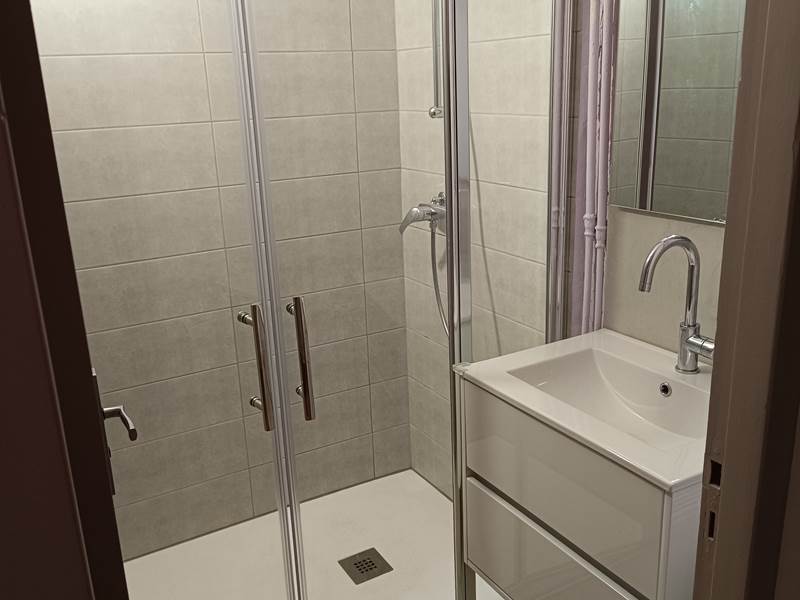 Douche privative avec lavabo