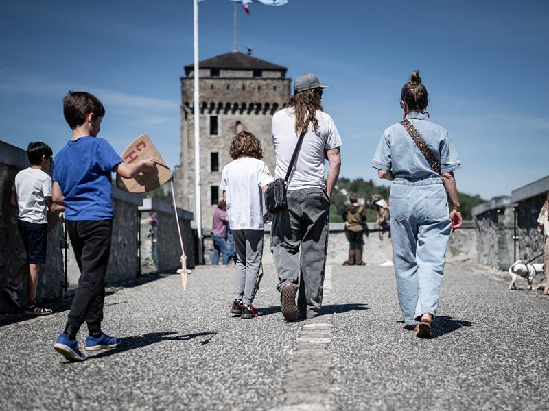 Chateau-Lourdes-Pyrénées-panorama-Sanctuiaire-famille-chien