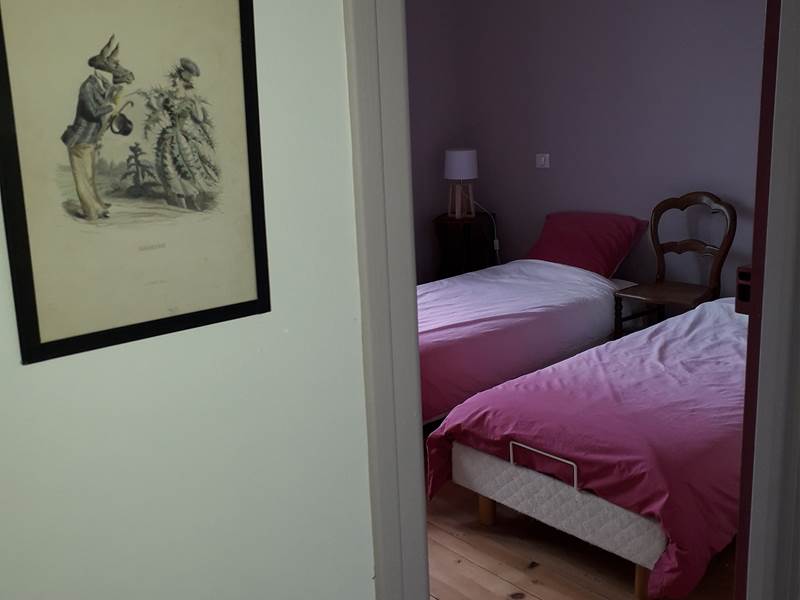 Deuxième chambre du gîte avec 2 petits lits