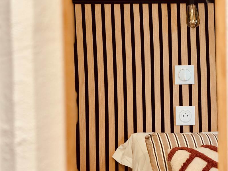 salle-eau-douche-chambre-pmr-hotel-le-nid-argeles-sur-mer.webp