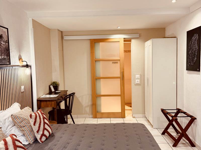 chambre-accessible-pmr-hotel-le-nid-argeles-sur-mer.webp