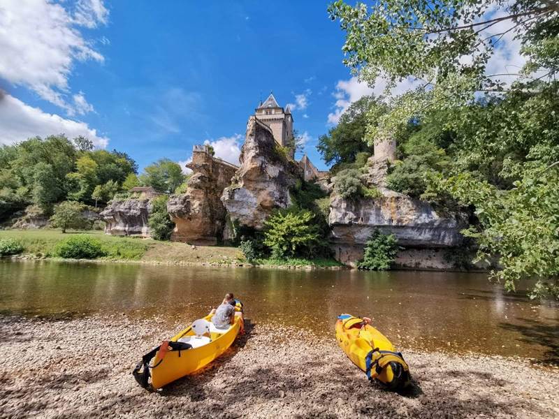 pause sous le Château de belcayre avec canoë family