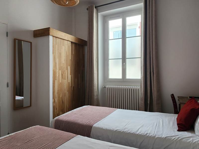 Chambre lits jumeaux au cœur de Biarritz