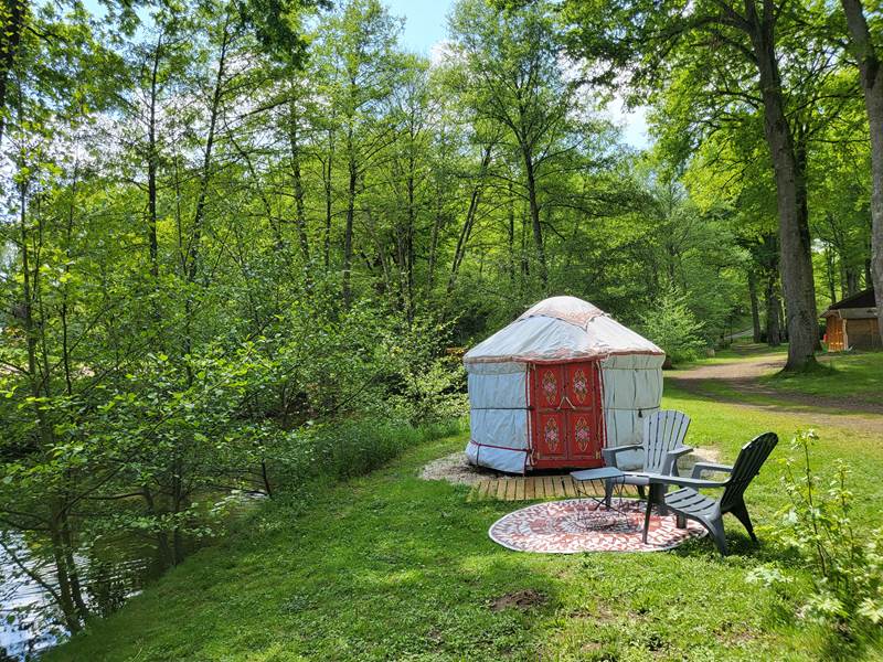 <img src="images/mini-yourte.jpg" alt="Mini yourte à Huriel – hébergement insolite en Auvergne" />