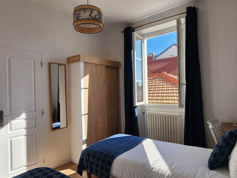 Chambre lits jumeaux au cœur de Biarritz