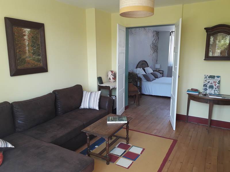 Salon de la suite aux glycine avec vue sur la chambre