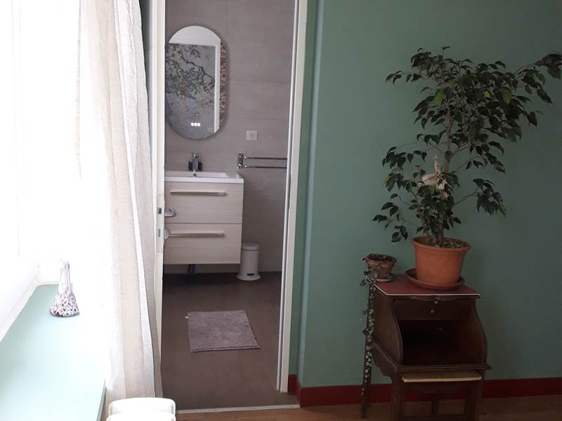 Vue sur le cabinet de toilette de la chambre de la suite aux glycines