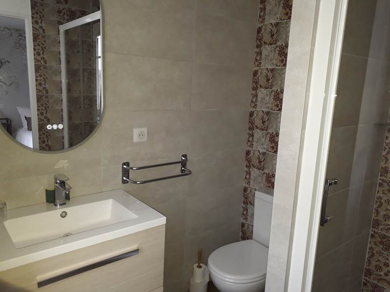 Cabinet de toilette de la chambre de la suite aux glycines