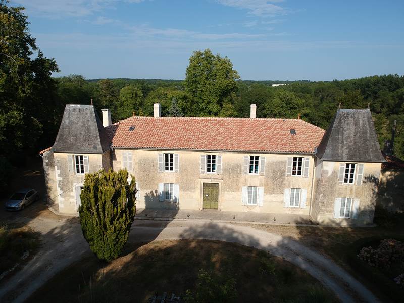 Le Château de Seugnac, lumineux et paisible, se dresse au cœur de la Charente-Maritime. Un lieu de réception romantique pour un mariage hors du temps.