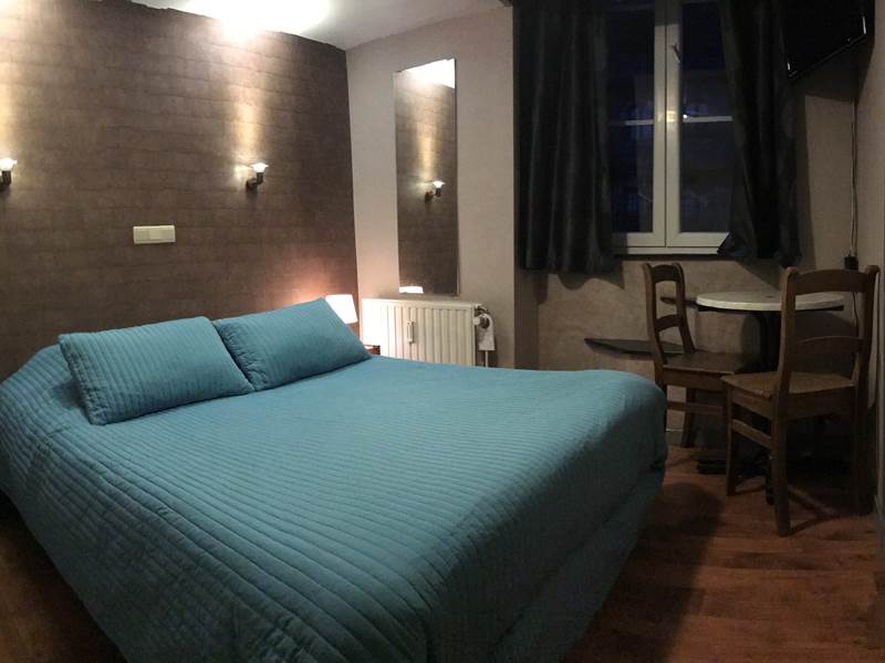 Vue panoramique de cette petite chambre 1 double mais charmante pour bien se rendre compte de sa description mais pas de sa dimension.