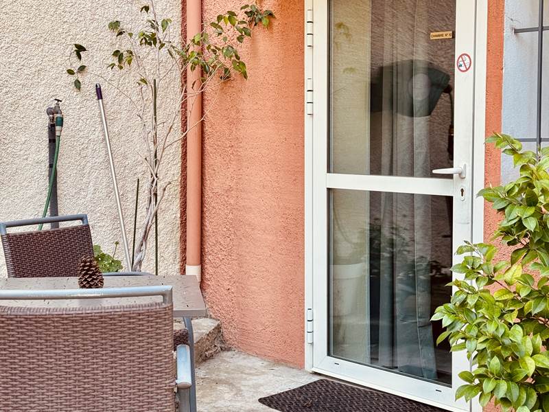 terrasse-chambre-accessible-hotel-le-nid-argeles-sur-mer.webp