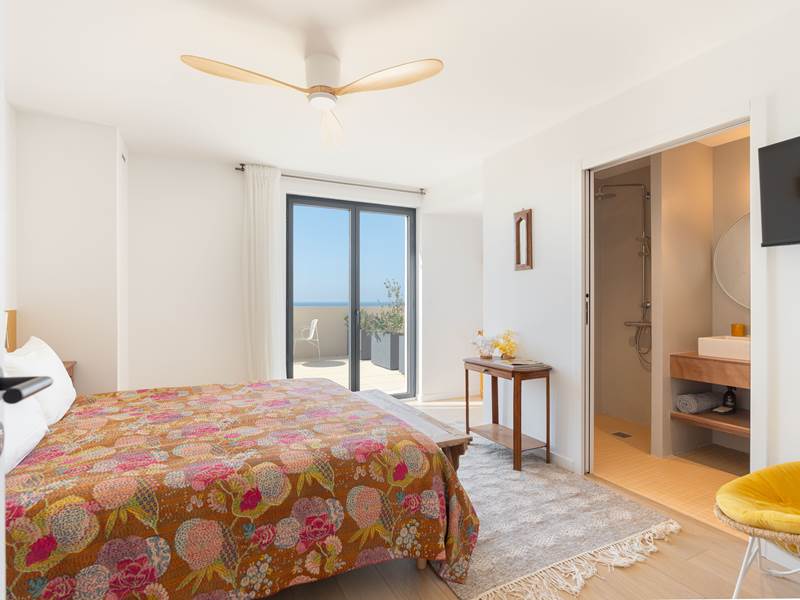 Vue complète chambre jaune