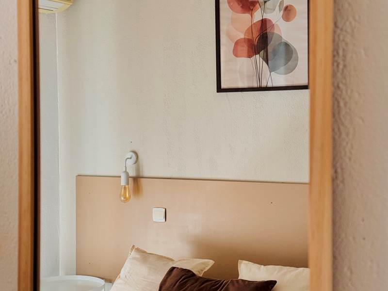 chambre-balcon-lit-double-hotel-le-nid-argeles-sur-mer.webp
