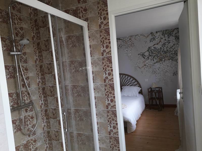 Chambre de la suite aux glycines vue du cabinet de toilette